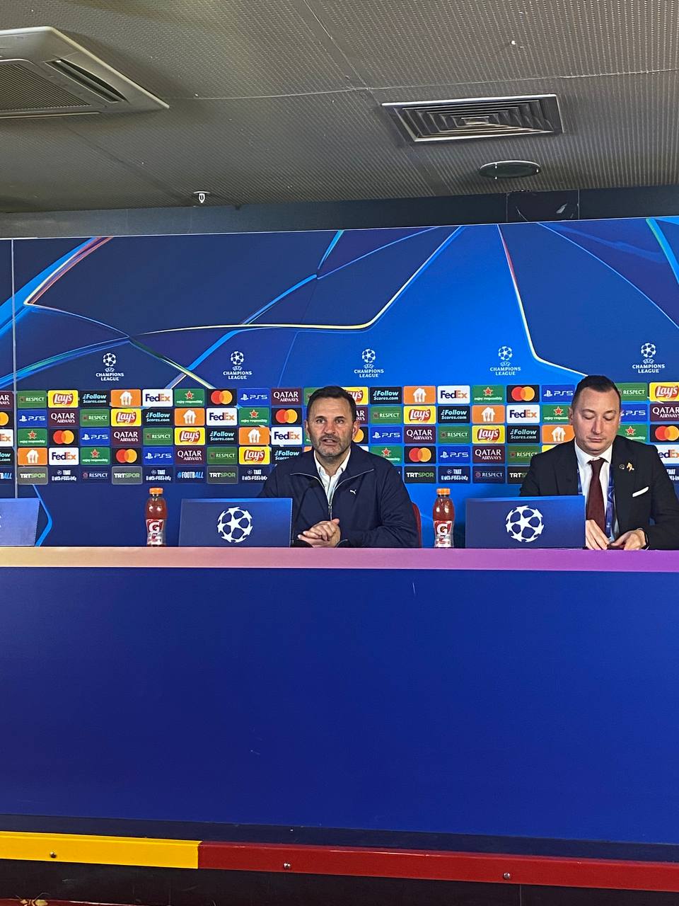 Okan Buruk, galibiyetten memnun ancak ayakların yere basması gerektiğini söyledi.