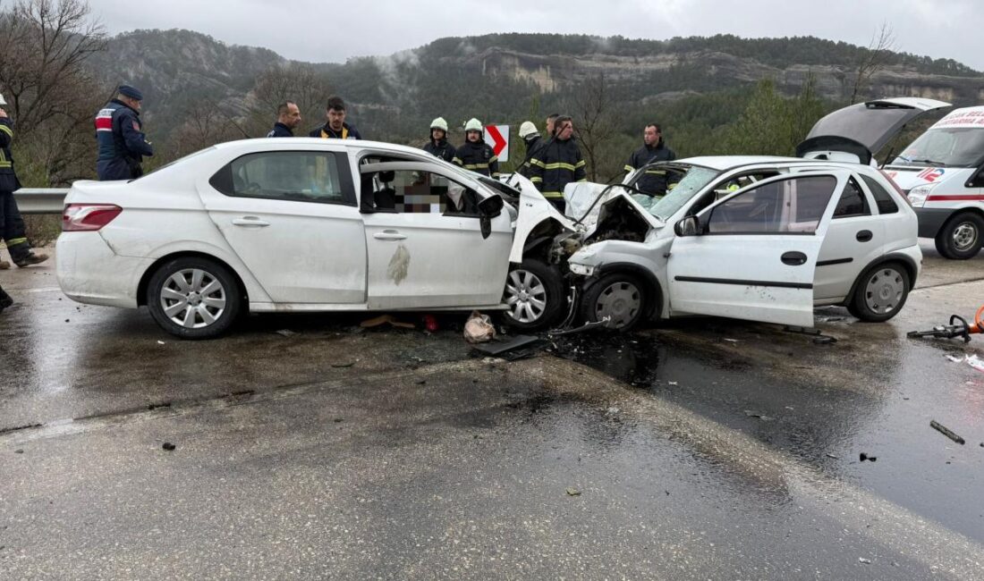 Antalya-Isparta kara yolunda iki otomobil kafa kafaya çarpıştı. Kazada ilk
