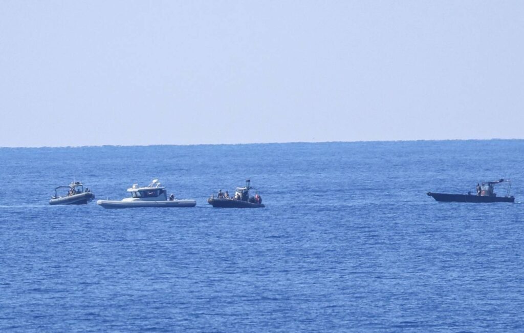 Umman açıklarında silahlı botlar bir ticari gemiyi durdurmaya çalıştı. UKMTO'dan