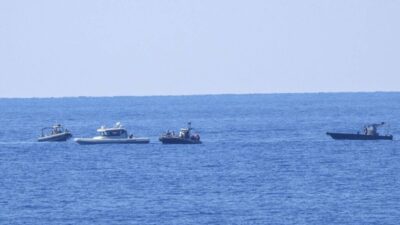 Umman açıklarında silahlı botlar bir ticari gemiyi durdurmaya çalıştı. UKMTO'dan